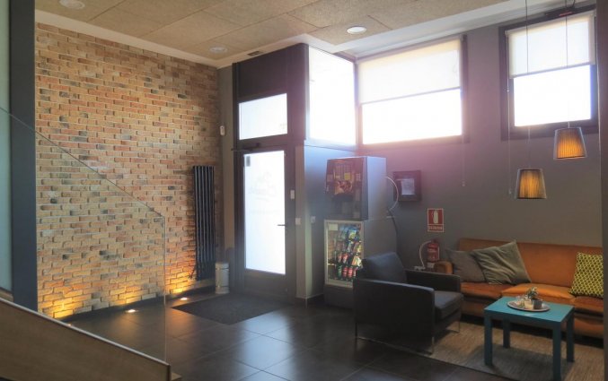 Zithoek en snackautomaat van Hotel Pension Don Claudio in Bilbao