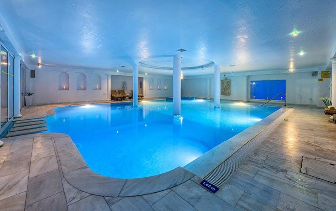 Binnenzwembad van Hotel Golden Bay Beach in Larnaca - Cyprus