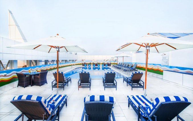 Dakterras met zonneterras van Hotel Grand Excelsior in Dubai