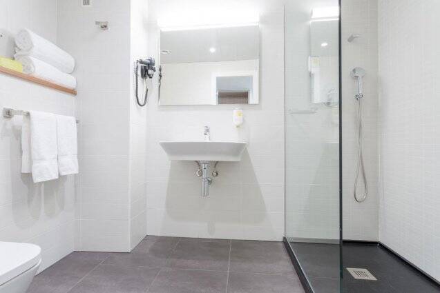 Badkamer van een tweepersoonskamer van Hotel Artiem in Madrid