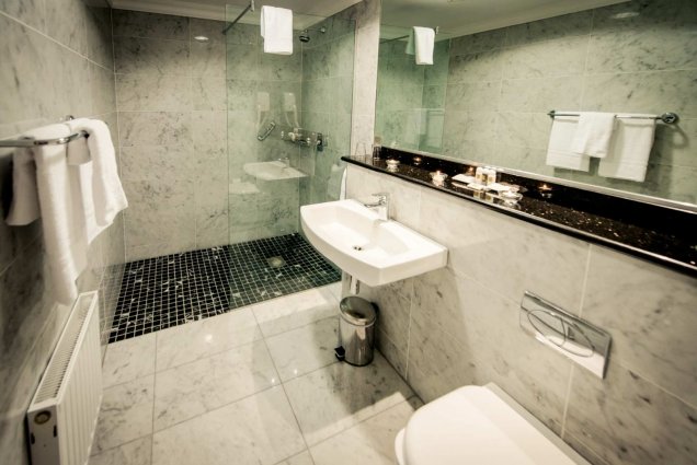 Badkamer van een tweepersoonskamer van Hotel Albany House in Dublin