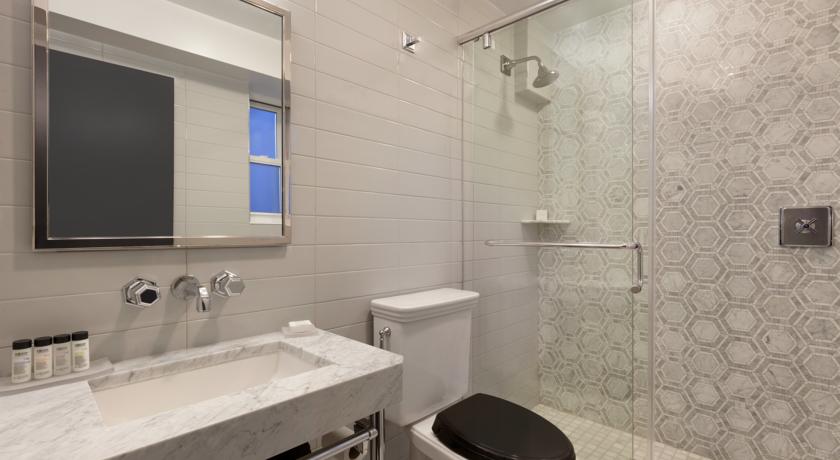 Badkamer van kamer in Hotel Edison in New York