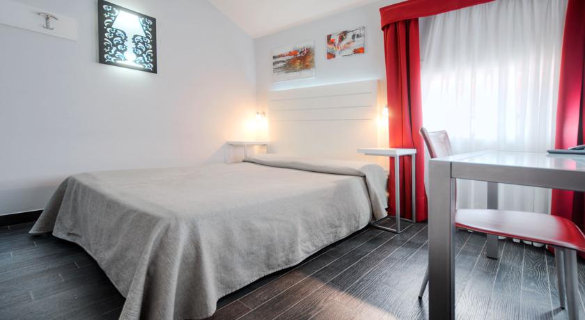 Tweepersoonskamer met bed hotel Aaron stedentrip Venetië