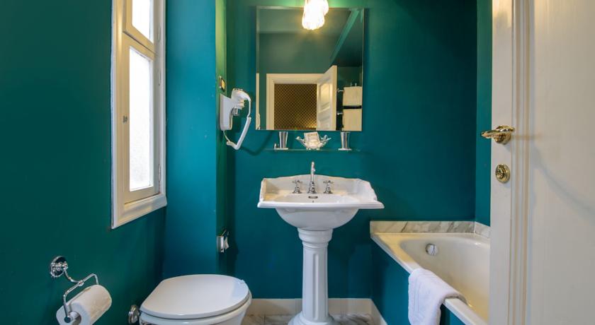 Badkamer in de tweepersoonskamer van Hotel Anahi