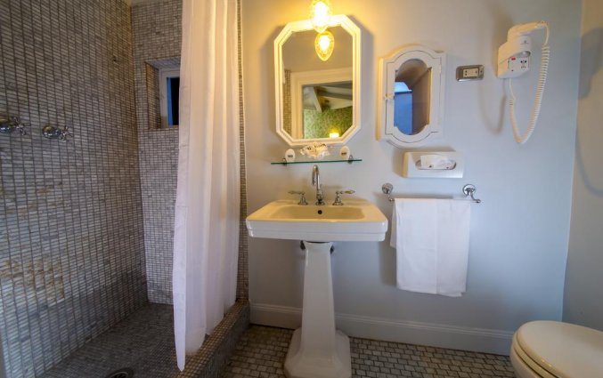 Badkamer in tweepersoonskamer van Hotel Anahi