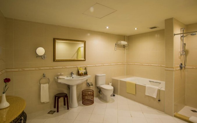 Badkamer van een tweepersoonskamer van Grand Hotel Excelsior op Malta