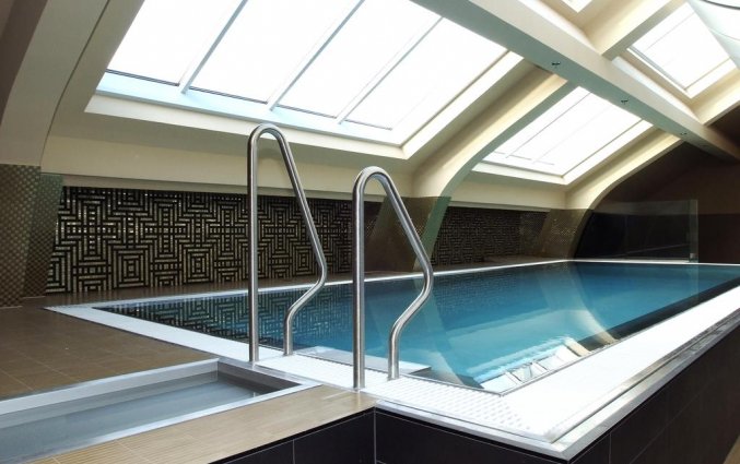 Binnenzwembad van Hotel Continental in Budapest