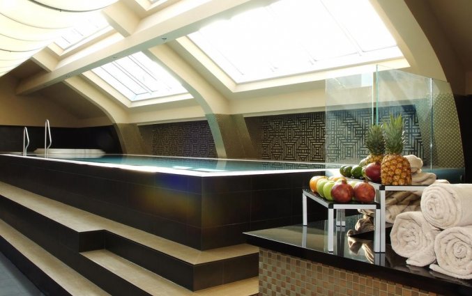 Binnenzwembad van Hotel Continental in Budapest