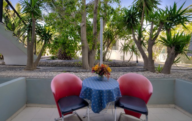 Balkon van een tweepersoonskamer van Hotel Villa Olympia op Santorini