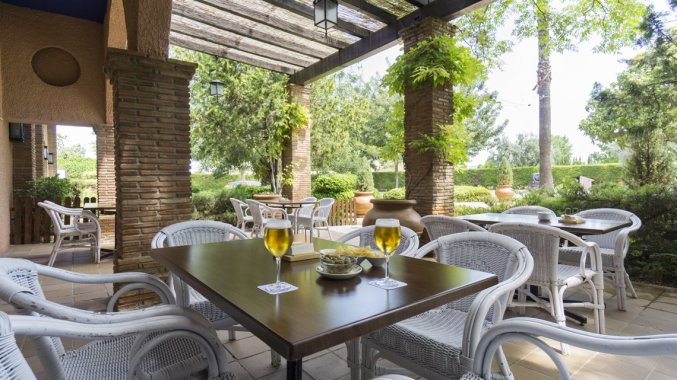 Terras van Hotel MS Fuente Las Piederas in Andalusie