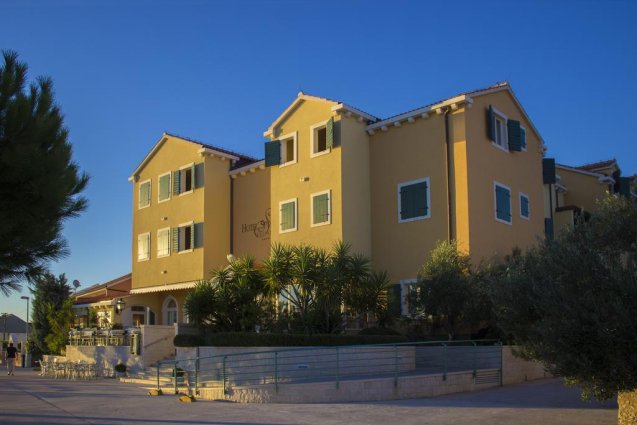 Gebouw van Hotel Spongiola in Dalmatië
