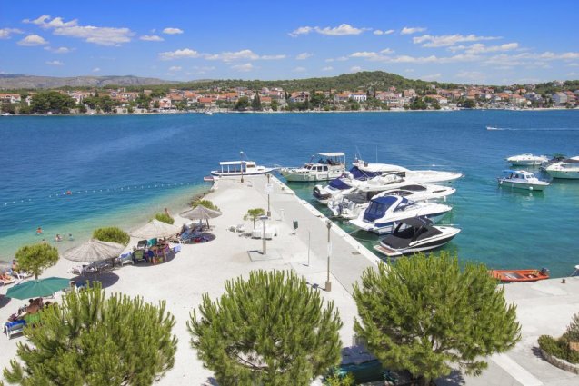 Strand van Hotel Spongiola in Dalmatië