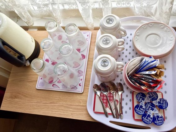 Koffie- en theefaciliteiten van een tweepersoonskamer van Guest House Pilrig in Edinburgh