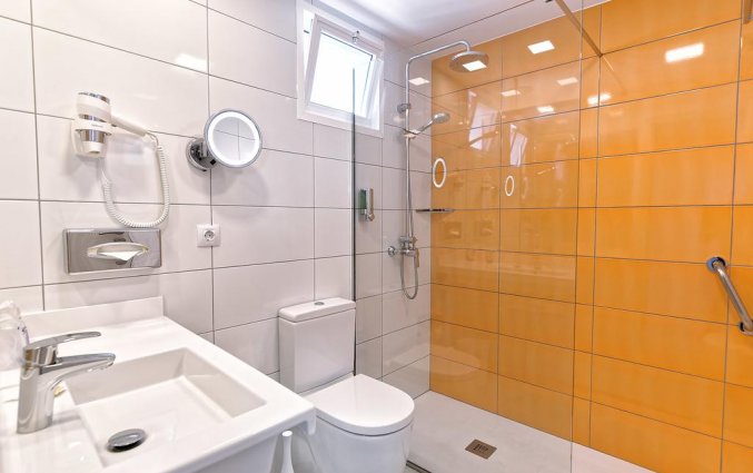 Badkamer van een tweepersoonskamer van Hotel Escorial op Gran Canaria