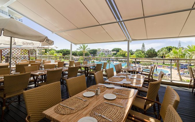 Terras met uitzicht over zwembad Appartementen Alfagar Village I