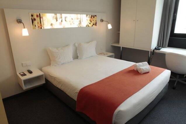 Bed in kamer van hotel Star Inn Porto in Porto