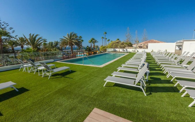 Ligbedden aan het zwembad van Abora Interclub Atlantic