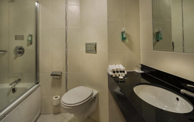 Badkamer van een tweepersoonskamer van Hotel Dublin Skylon in Dublin