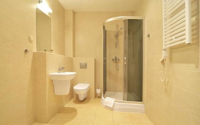 Badkamer van een tweepersoonskamer van Hotel Spatz in Krakau