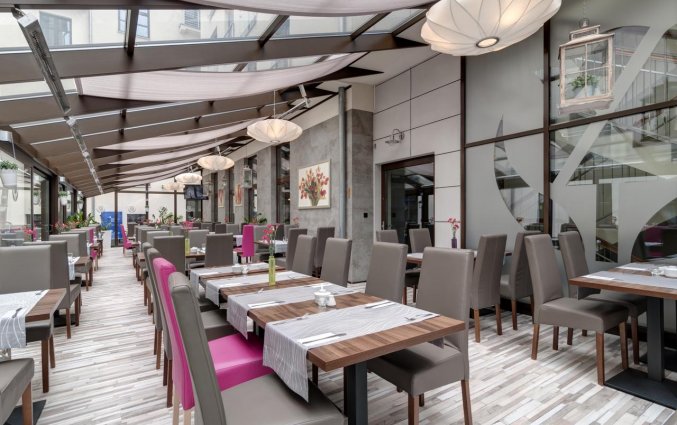 Restaurant gedeeltelijk in buitenserré van hotel Golden Tulip Krakow City Center stedentrip Krakau
