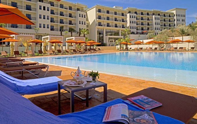 Buitenzwembad met zonneterras van Hotel Palais Medina & Spa in Fez