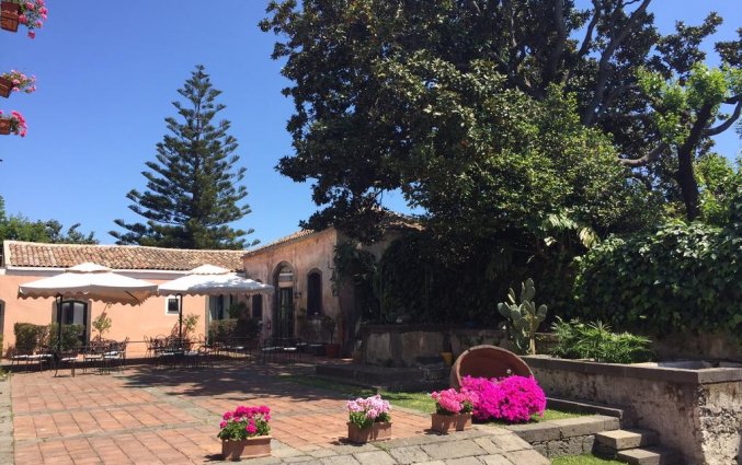 Terras van Hotel Etna op Sicilië