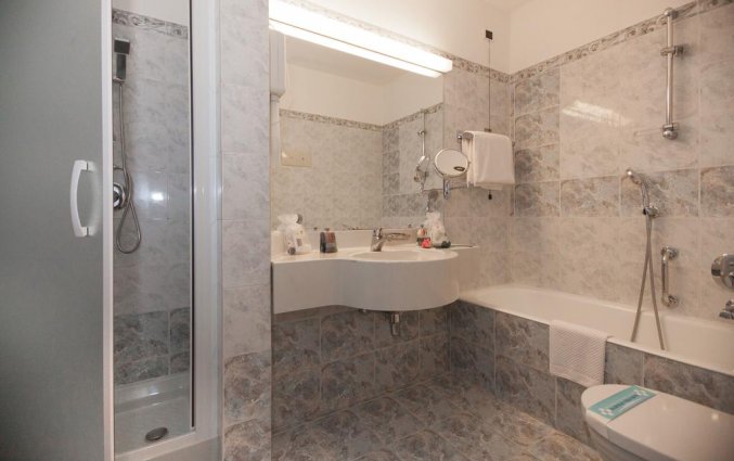 Badkamer van een tweepersoonskamer van Hotel IH Milano Ambasciatori Milaan