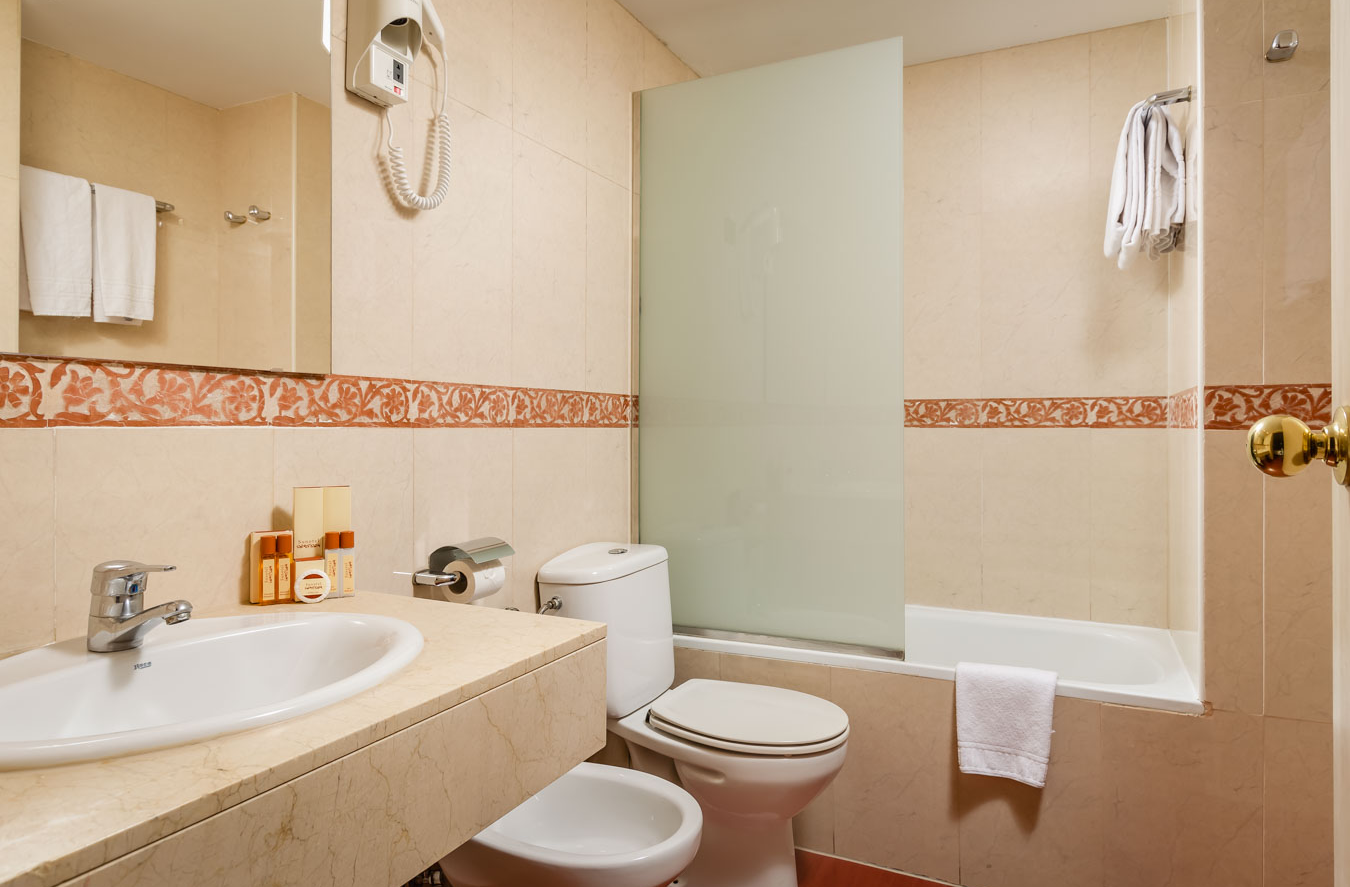 Badkamer in een classic room van Sunotel Junior in Barcelona