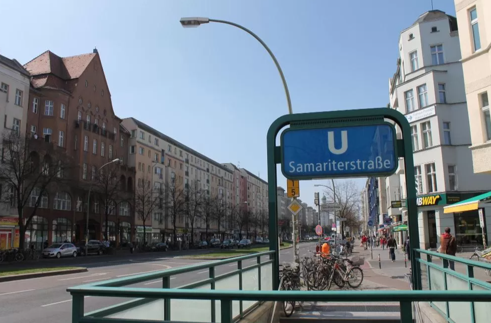 Straat van B&B Hotel Berlin City-Ost