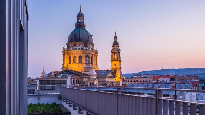 Uitzicht vanaf Hotel 12 Revay op de St. Stefanusbasiliek