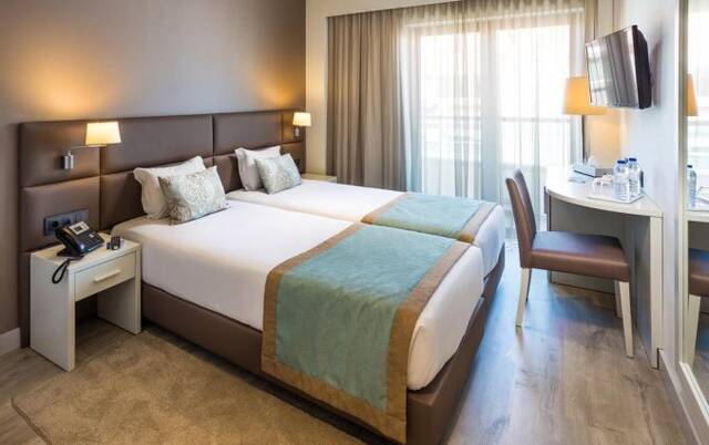 Tweepersoonskamer met twee aparte bedden van Hotel Empire Lisbon in Lissabon