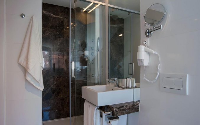 Badkamer van een tweepersoonskamer van Hotel the 7 in Lissabon