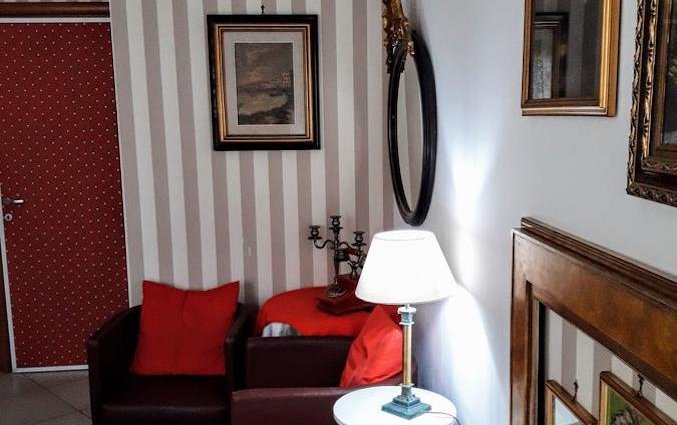 Zithoek van een kamer van Hotel Europeo Flowers Sea Napels